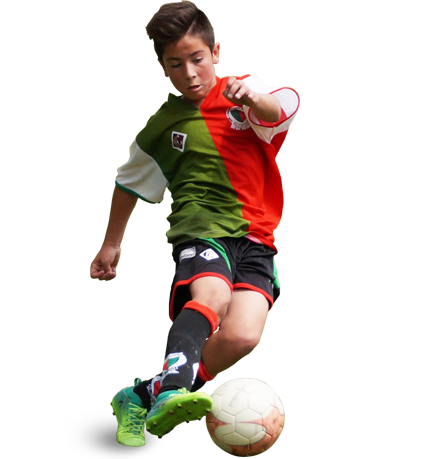 Niño con una pelota de futbol y vestimenta deportiva del Club San Jorge