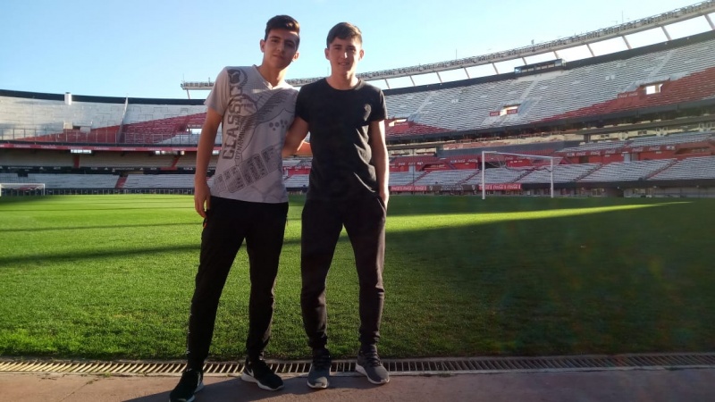 Dos jugadores realizan una prueba en River Plate