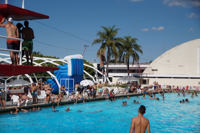 Se viene un gran domingo en el complejo de piscinas