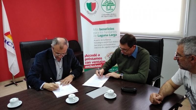 Se firmó el Convenio con la Cooperativa Eléctrica de Laguna Larga